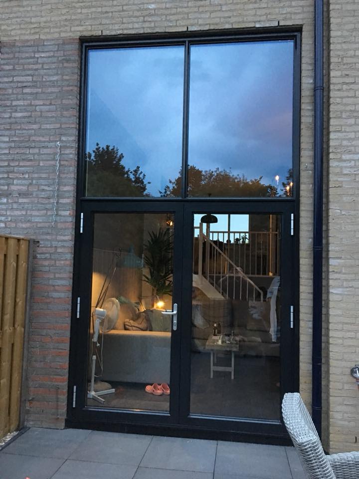 Staal look kozijnen en deuren gemonteerd met een extreem hoge isolatie waarde te Amersfoort.