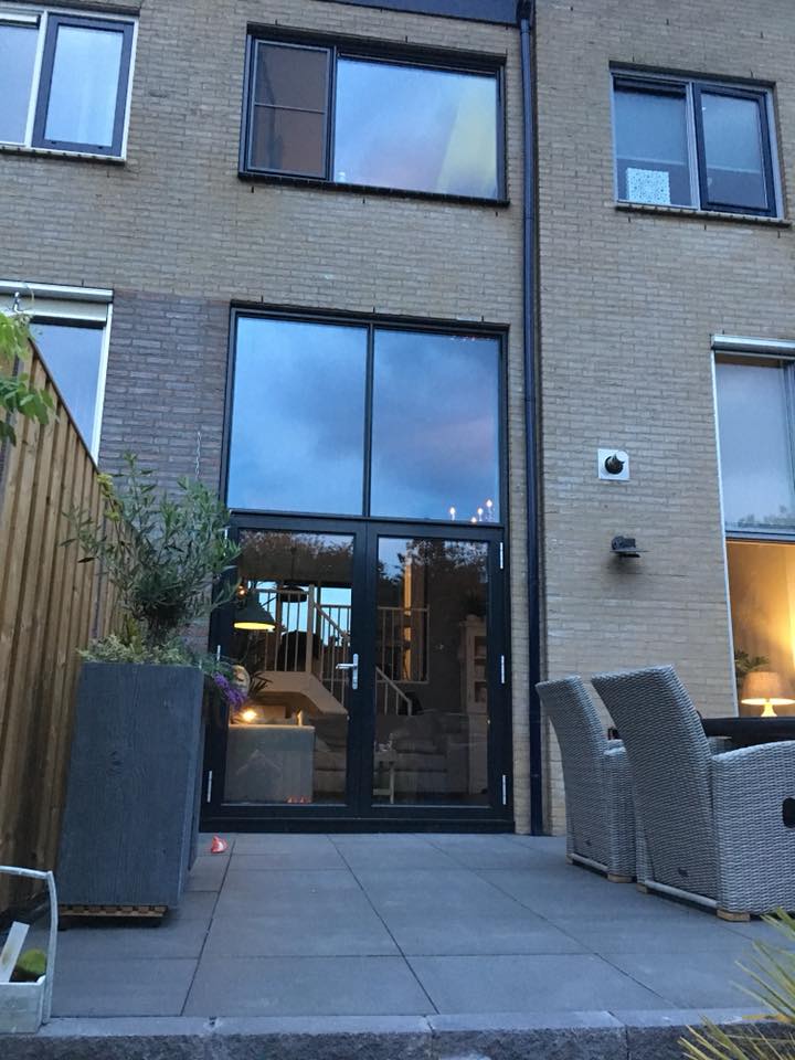 Staal look kozijnen en deuren gemonteerd met een extreem hoge isolatie waarde te Amersfoort.