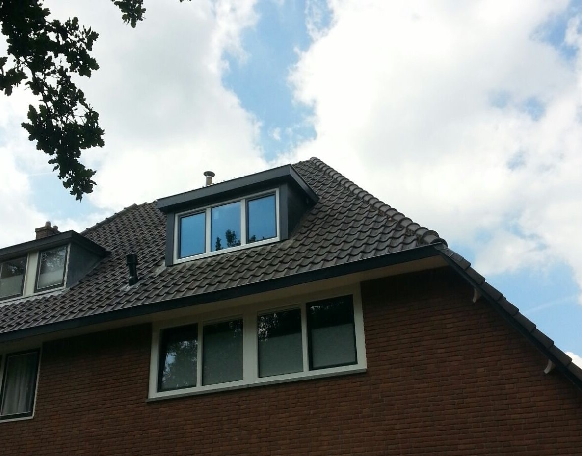 Traditionele dakkapel met Keralit afwerking geplaatst te Driebergen.