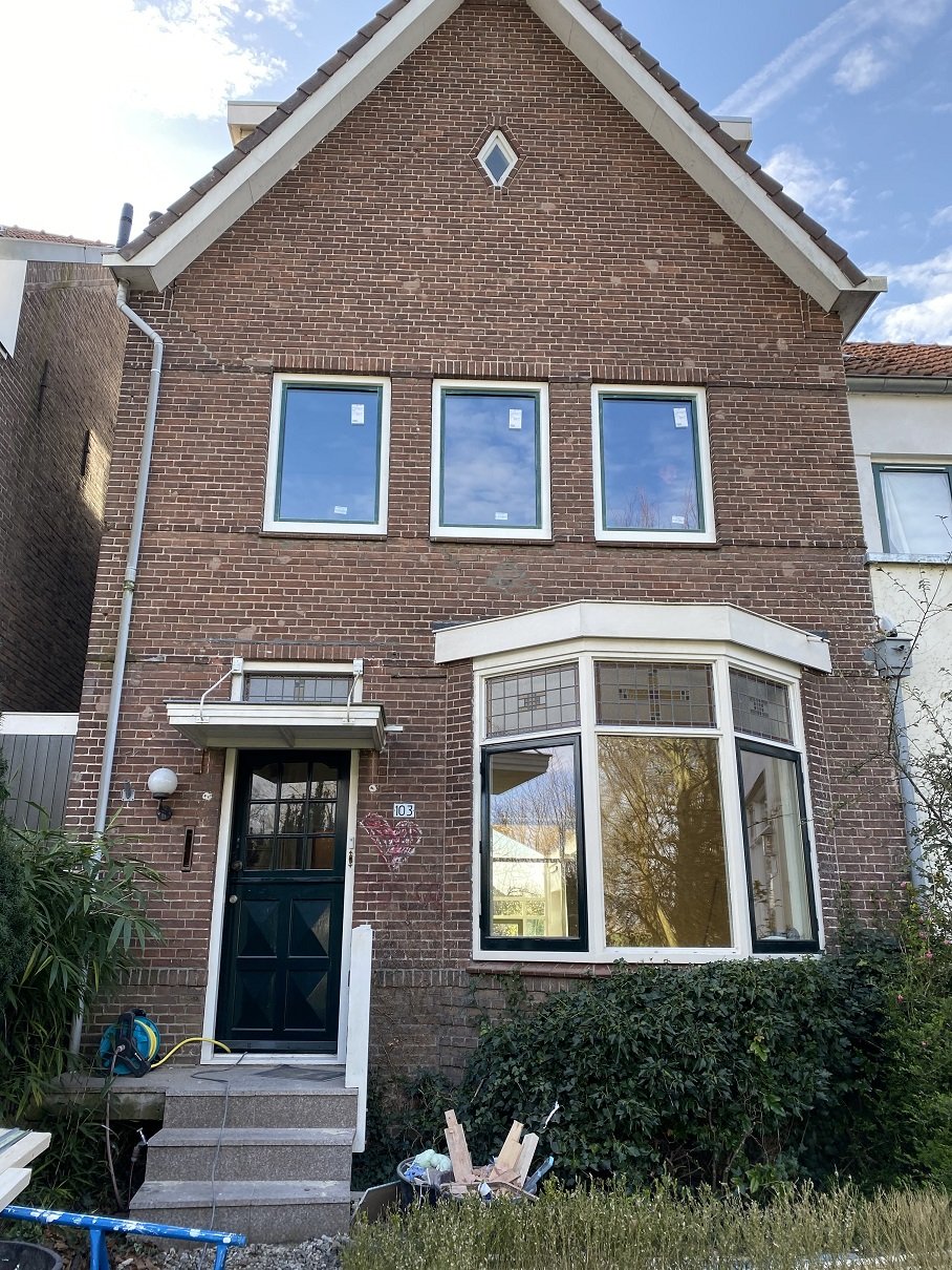 Mooie kunststof onderhoudsvrije kozijnen gemonteerd in oude stijl van de woning.