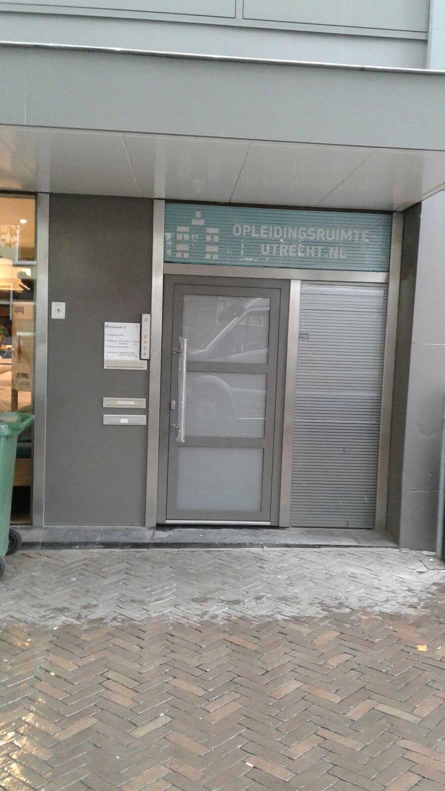 Nieuwe voordeur geleverd in een winkelpand te Utrecht.