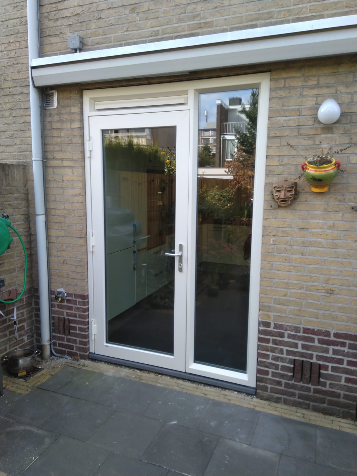 Kunststof achterdeur geplaatst met mooie scharnieren!